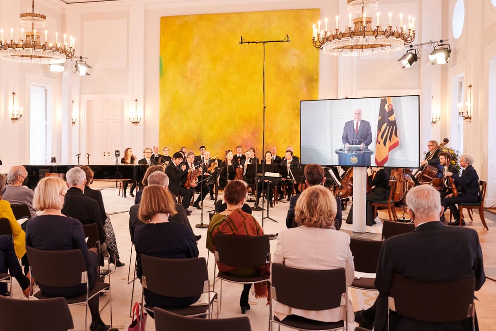Konzert im Schloss Bellevue: Wegen einer Corona-Erkrankung sprach der Bundespräsident Steinmeier über eine Videoleinwand zu den Gästen.