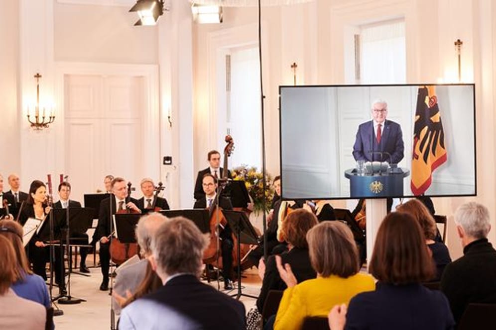 Bundespräsident Frank-Walter Steinmeier wurde bei dem Konzert im Schloss Bellevue per Video zugeschaltet.