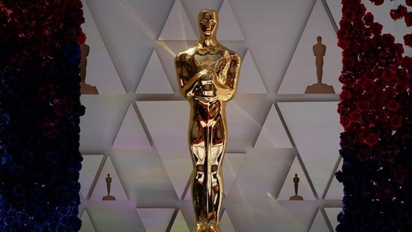 Eine Oscar-Statue funkelt im Sonnenlicht.