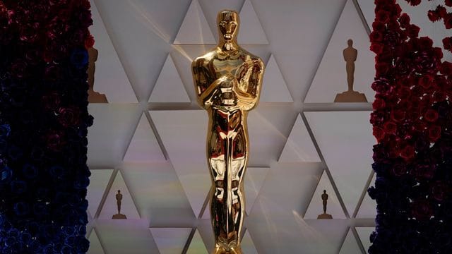 Eine Oscar-Statue funkelt im Sonnenlicht.