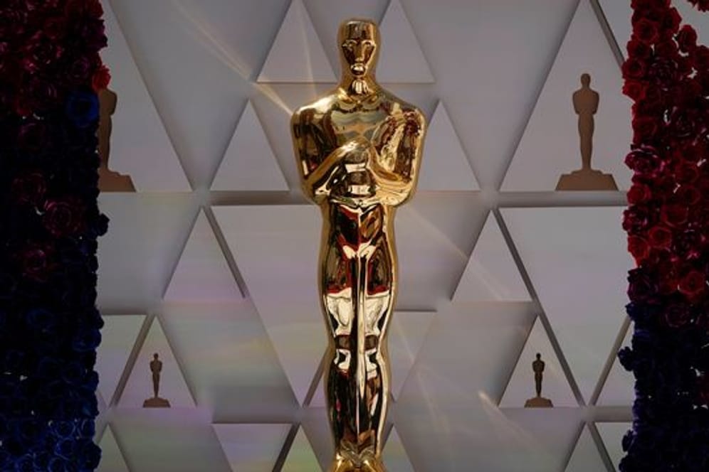 Eine Oscar-Statue funkelt im Sonnenlicht.