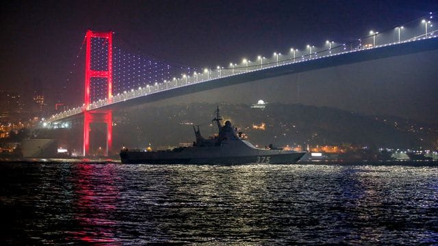 Ein Patrouillenboot der russischen Marine durchquert den Bosporus auf dem Weg zur russischen Flotte im Schwarzen Meer.