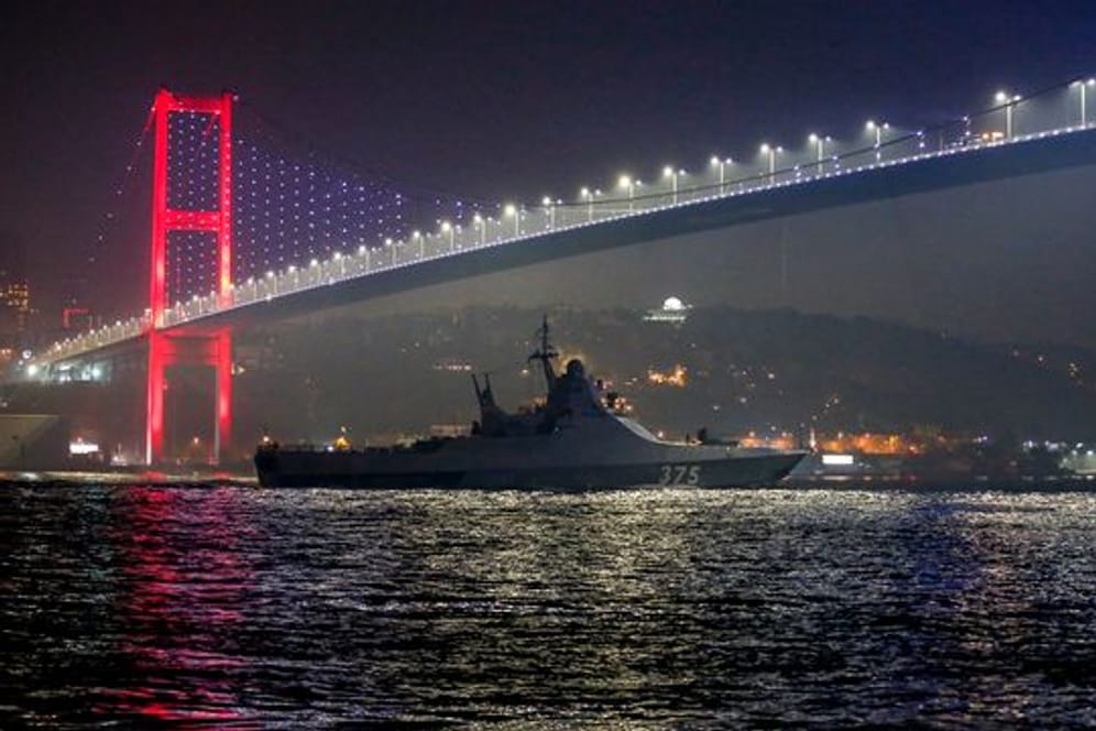 Ein Patrouillenboot der russischen Marine durchquert den Bosporus auf dem Weg zur russischen Flotte im Schwarzen Meer.
