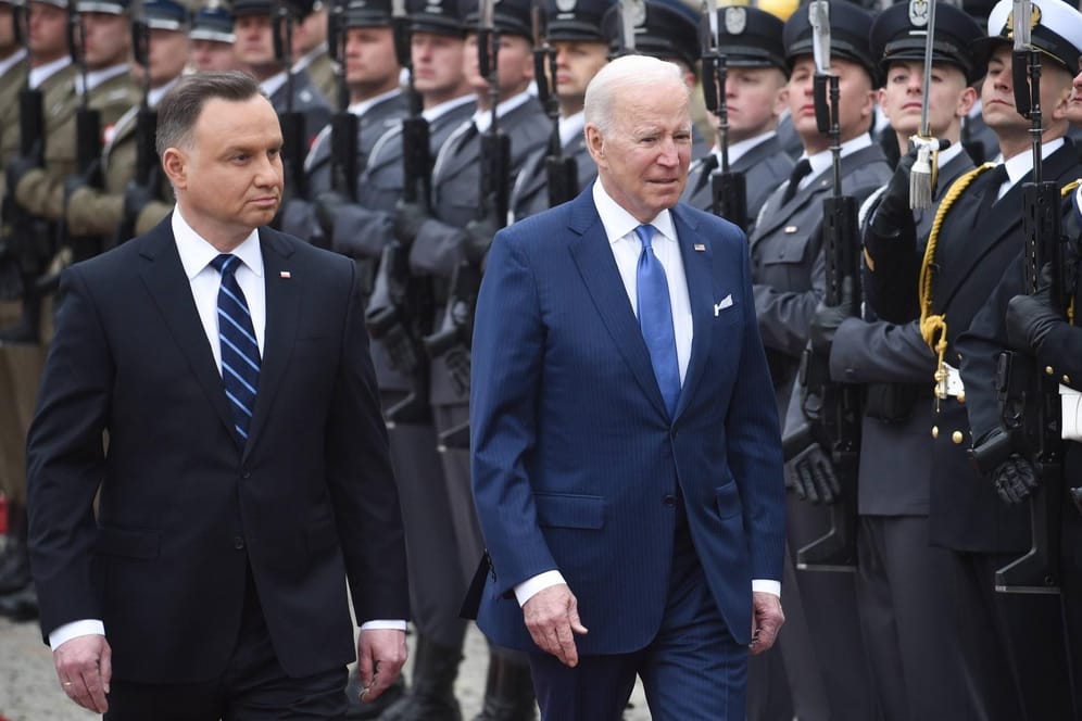 US-Präsident Joe Biden (r.) und Polens Präsident Andrzej Duda schreiten die Ehrenformation der polnischen Nationalgarde ab.