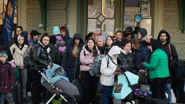 Flüchtlinge mit Kindern warten auf einem Bahnhof im polnischen Przemysl auf einen Transport.