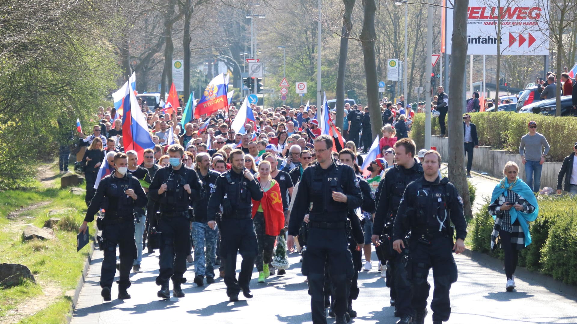 Einsatzkräfte sicherten den prorussischen Protestzug ab.