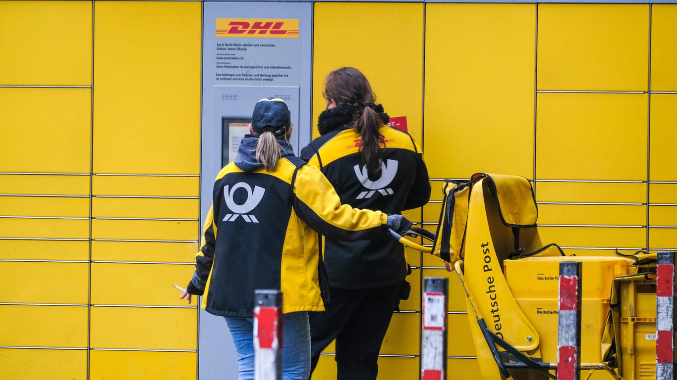 Zustellerinnen vor einer DHL-Packstation: Wenn Sie künftig Pakete aus der Station nehmen wollen, benötigen Sie ein Smartphone.