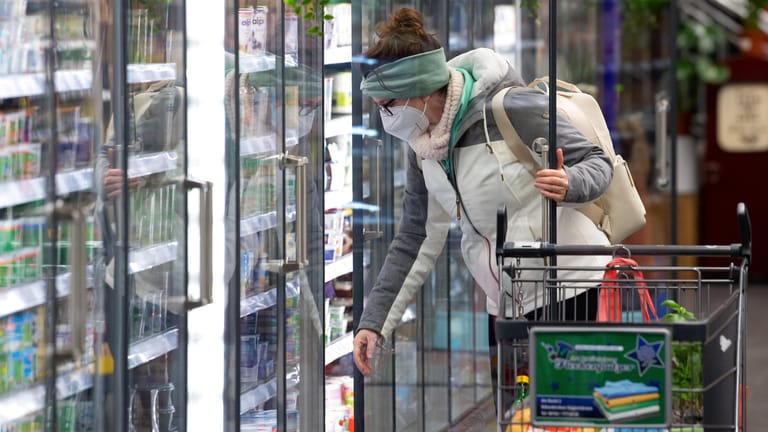 Eine Frau trägt bei ihrem Einkauf eine FFP2-Maske: Nach dem 2. April könnte die gesetzliche Maskenpflicht im Einzelhandel fallen. Allerdings können die Geschäfte eine eigene Pflicht anordnen.