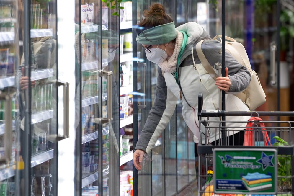 Eine Frau trägt bei ihrem Einkauf eine FFP2-Maske: Nach dem 2. April könnte die gesetzliche Maskenpflicht im Einzelhandel fallen. Allerdings können die Geschäfte eine eigene Pflicht anordnen.