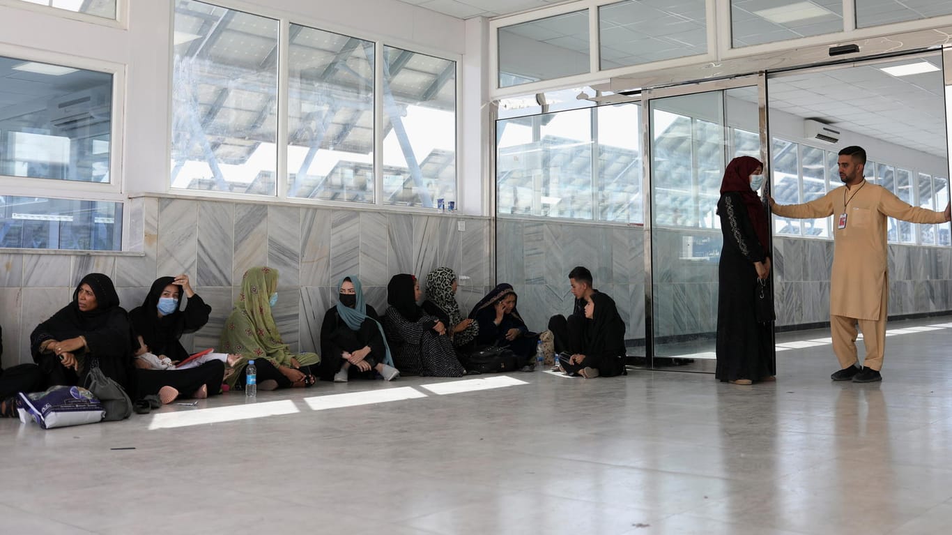 Flughafen Kabul, Afghanistan (Archiv): Ab Montag soll Insidern zufolge die Regelung gelten, nach der afghanische Frauen nicht ohne männliche Begleitung fliegen dürfen.