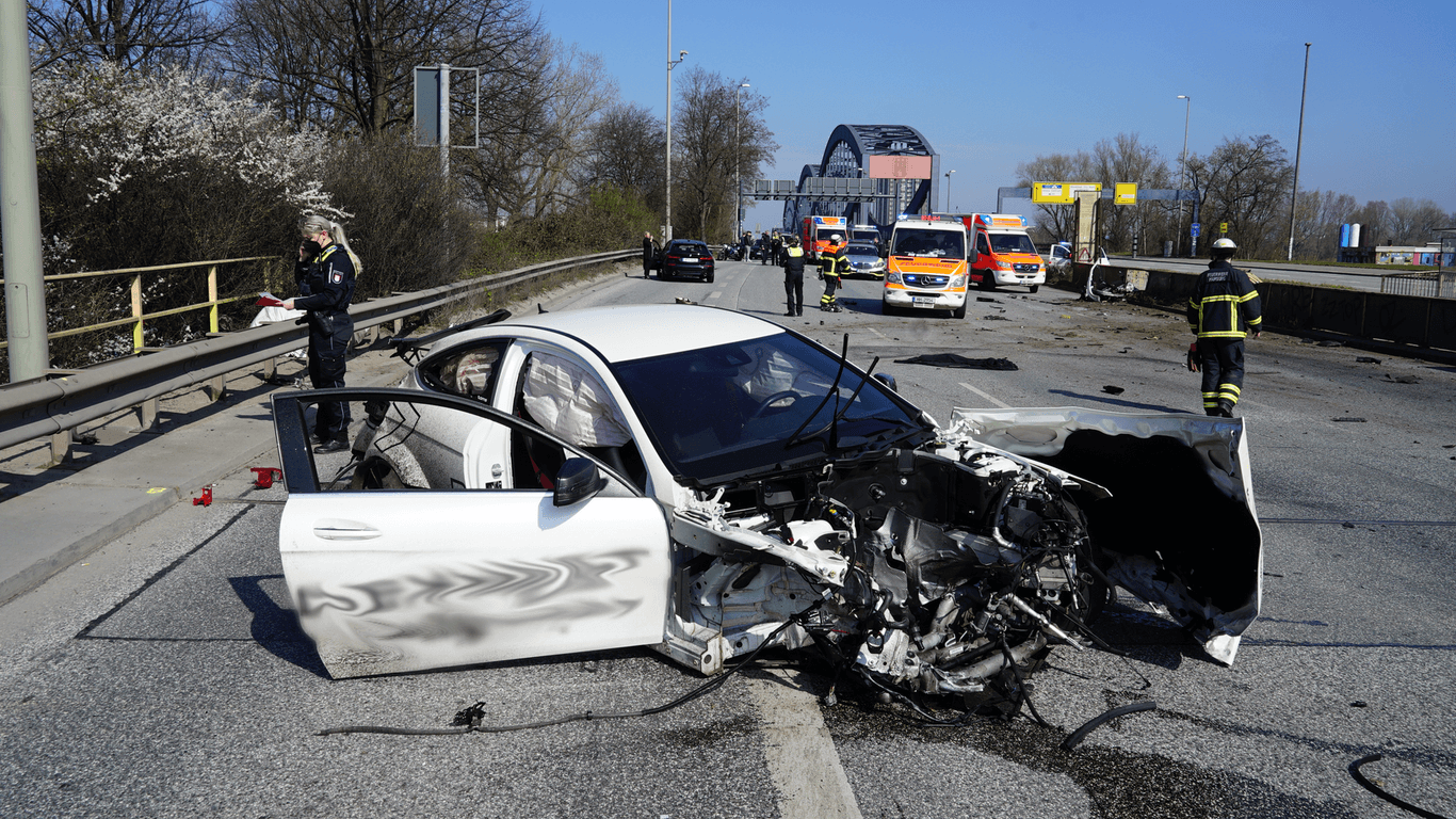 Verunfallter Mercedes in Hamburg: Wegen des Unfalls war die Autobahn in Hamburg gesperrt.