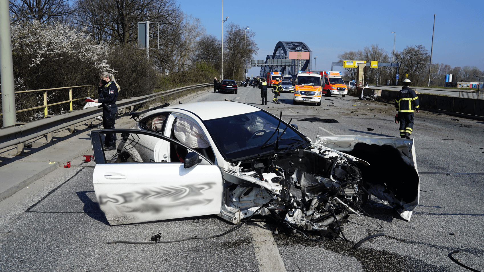 Verunfallter Mercedes in Hamburg: Wegen des Unfalls war die Autobahn in Hamburg gesperrt. Verunfallter Mercedes in Hamburg: Wegen des Unfalls war die Autobahn in Hamburg gesperrt.