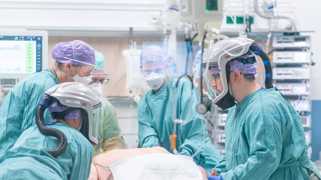 Behandlung eines Covid-Patienten (Symbolfoto): Hier kümmern sich Ärzte und Pfleger um einen Erkrankten in Dresden.