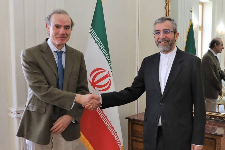 EU-Unterhändler Enrique Mora und sein iranischer Amtskollege Ali Bagheri: Bei dem Treffen soll es vor allem um den Status der iranischen Revolutionsgarden gegangen sein.