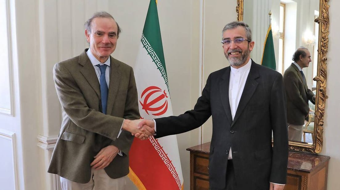 EU-Unterhändler Enrique Mora und sein iranischer Amtskollege Ali Bagheri: Bei dem Treffen soll es vor allem um den Status der iranischen Revolutionsgarden gegangen sein.