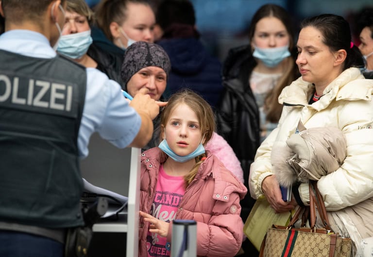 25. März: Die EU will die Ukraine mit einem Solidaritätsfonds unterstützen sowie künftig riesige Mengen an Flüssiggas (LNG) aus den USA beziehen. Biden besucht die polnische Stadt Rzeszow etwa 90 Kilometer von der Grenze zur Ukraine entfernt. Nach UN-Angaben sind mehr als 3,7 Millionen Menschen aus der Ukraine ins Ausland geflohen. Im Bild: Ankunft erster Ukrainer aus Moldau am Frankfurter Flughafen.