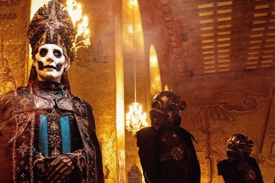 Ghost: Hinter der Figur Papa Emeritus (l.) steckt der Schwede Tobias Forge.