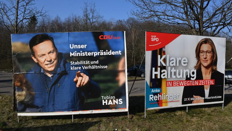 Wahlplakate im Saarland: Ähnlich wie CDU-Konkurrent Tobias Hans wurde auch die 45-jährige Rehlinger im Wahlkampf von einer Corona-Infektion behindert. Mitte März sagte sie wegen ihrer Erkrankung zahlreiche Termine ab.