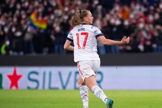 Fußball-Profi Klara Bühl von Bayern München jubelt.