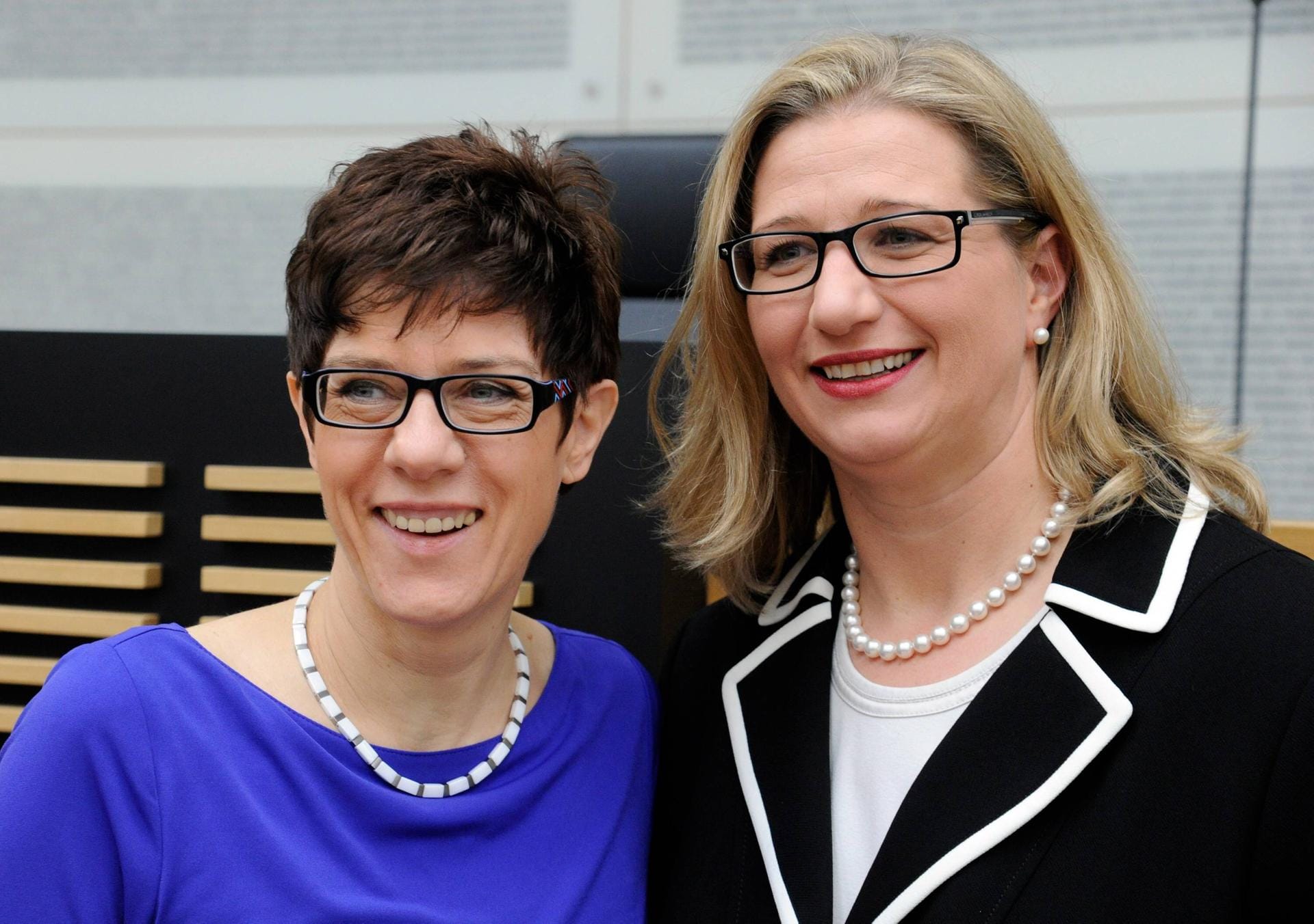 Januar 2014: Rehlinger (r.) übernimmt 2014 als Nachfolgerin von Heiko Maas die Leitung im saarländischen Wirtschaftsministerium und wird zur Stellvertreterin der damaligen Ministerpräsidentin Annegret Kramp-Karrenbauer (l., CDU).