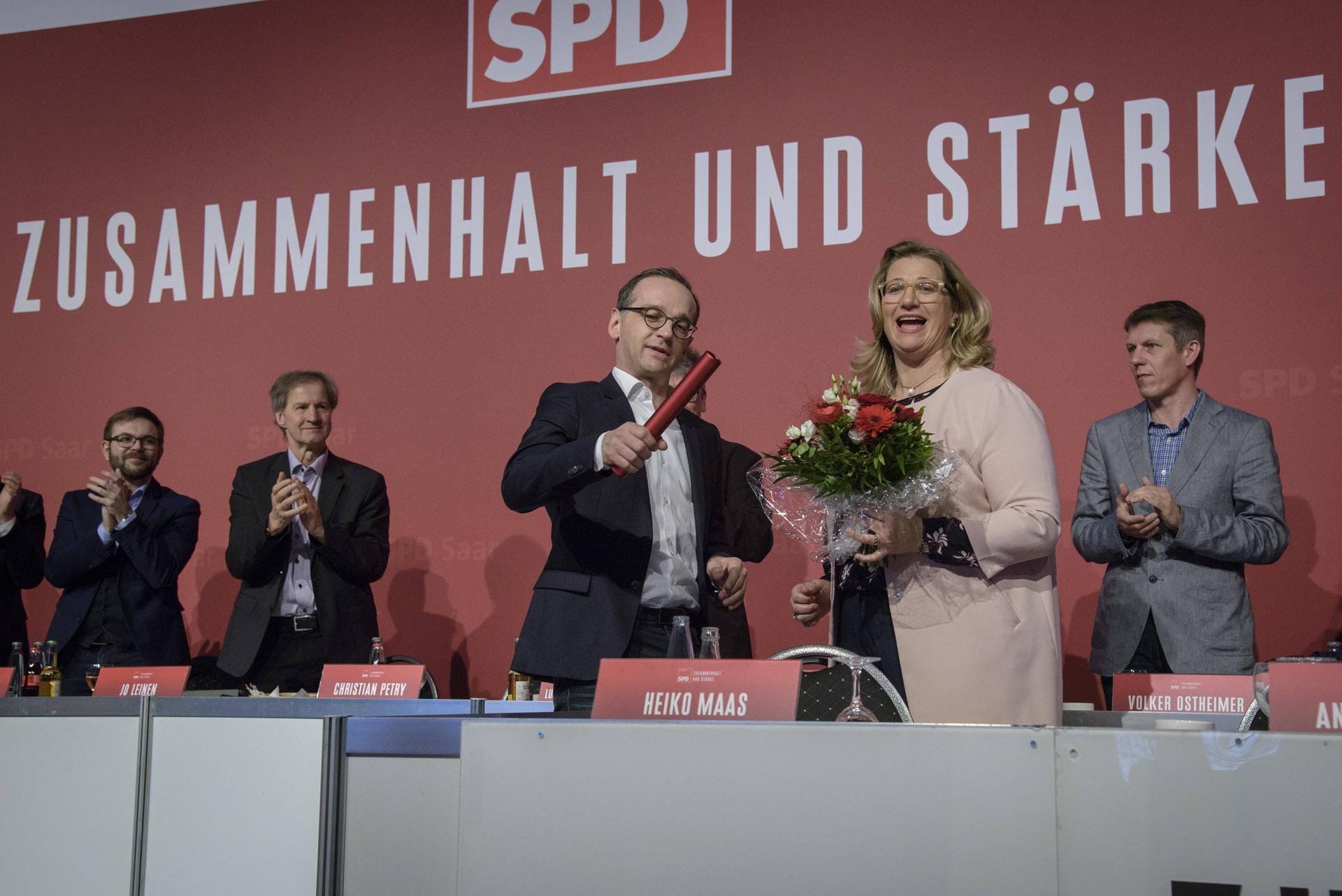 Landesparteitag, März 2018: Rehlinger (r.) wird in ihrem SPD-Landesverband mit knapp 94,5 Prozent der Stimmen zur Vorsitzenden gewählt. Den Staffelstab übernimmt sie von Heiko Maas (l.), der ins Außenministerium wechselt.