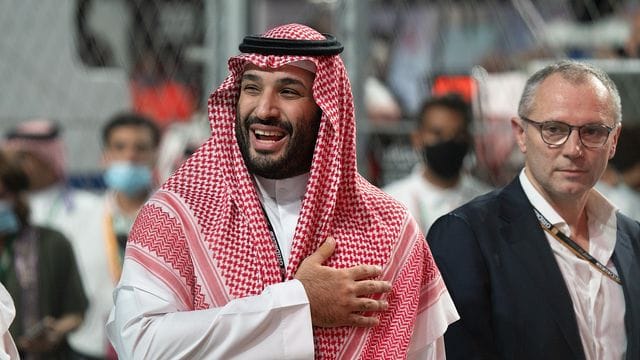 Mohammed bin Salman al-Saud, Kronprinz von Saudi-Arabien, und Formel 1 Chef Stefano Domenicali (r) vor der Austragung des umstrittenen Grand Prix in Saudi-Arabien.