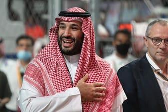 Mohammed bin Salman al-Saud, Kronprinz von Saudi-Arabien, und Formel 1 Chef Stefano Domenicali (r) vor der Austragung des umstrittenen Grand Prix in Saudi-Arabien.