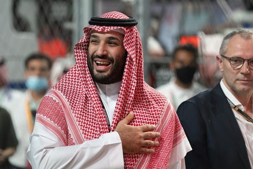 Mohammed bin Salman al-Saud, Kronprinz von Saudi-Arabien, und Formel 1 Chef Stefano Domenicali (r) vor der Austragung des umstrittenen Grand Prix in Saudi-Arabien.