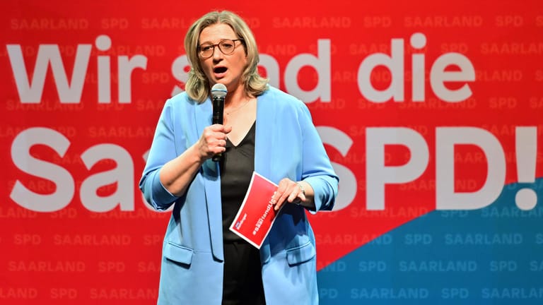 27. März 2022, Saarbrücken: Mit deutlichem Vorsprung vor der CDU hat Anke Rehlinger die Landtagswahl im Saarland klar für sich entscheiden. Die Spitzenkandidatin der SPD könnte damit den bisherigen Ministerpräsidenten Tobias Hans (CDU) ablösen.