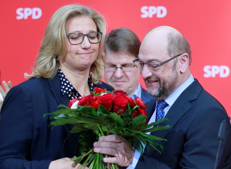 Anke Rehlinger (l.) und Martin Schulz (r.), 2017: Rehlinger trat 2022 bereits zum zweiten Mal als Spitzenkandidatin für die Saar-SPD an. 2017 unterlag sie der Spitzenkandidatin der CDU, Annegret-Kramp-Karrenbauer, mit knapp fünf Prozentpunkten.