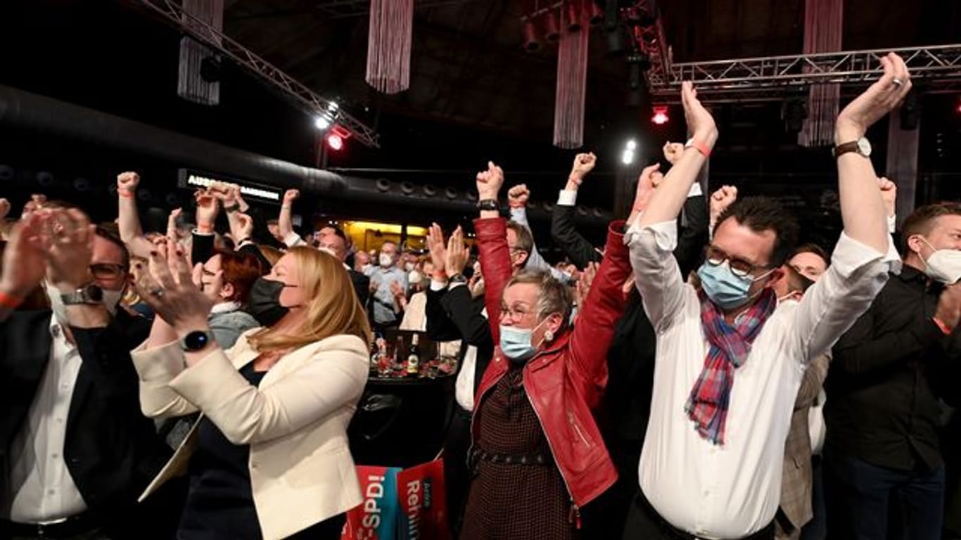 Gäste der SPD-Wahlparty in Saarbrücken feiern den deutlichen Sieg bei der Landtagswahl.