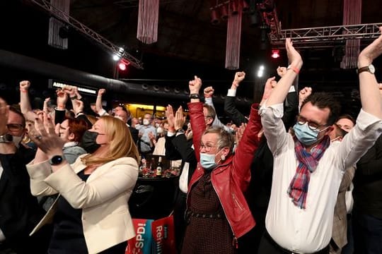 Gäste der SPD-Wahlparty in Saarbrücken feiern den deutlichen Sieg bei der Landtagswahl.