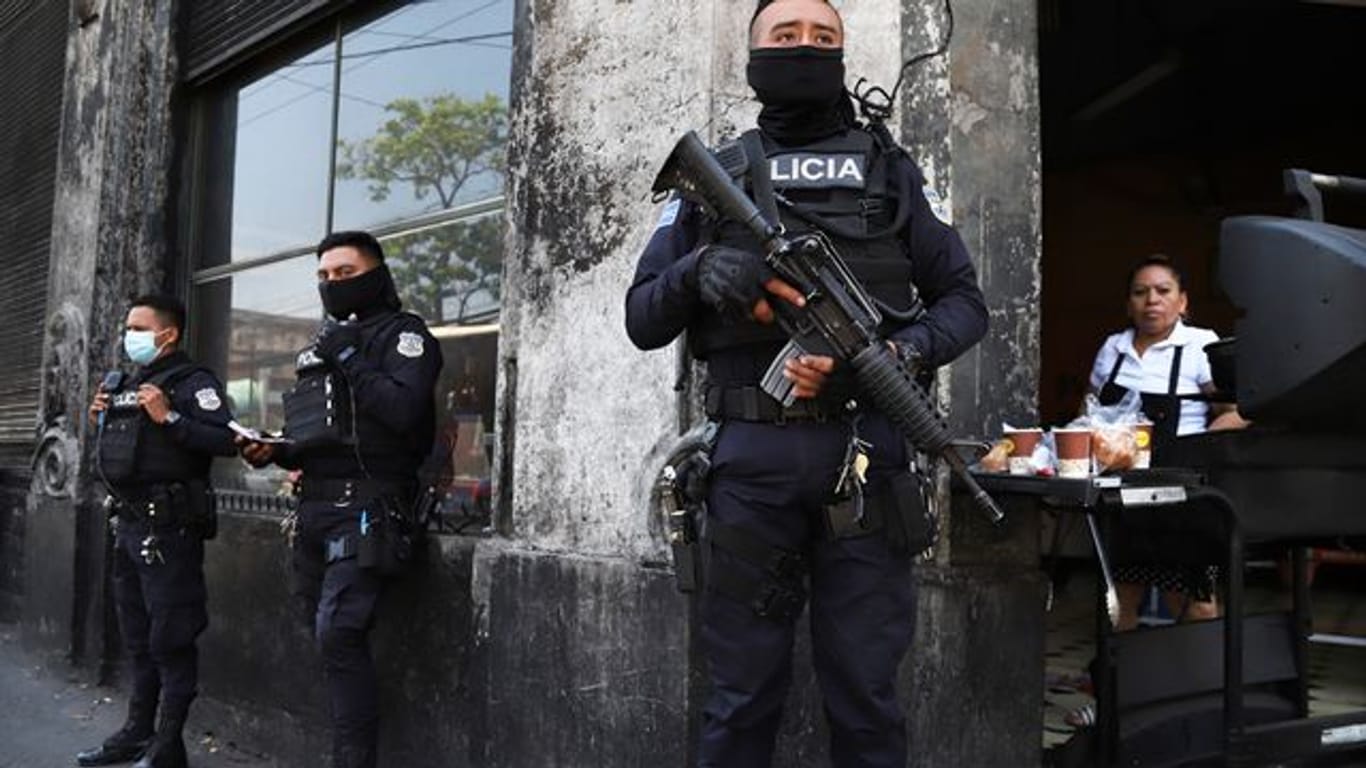 Schwer bewaffnete Polizisten bewachen die Straßen in der Innenstadt von San Salvador.