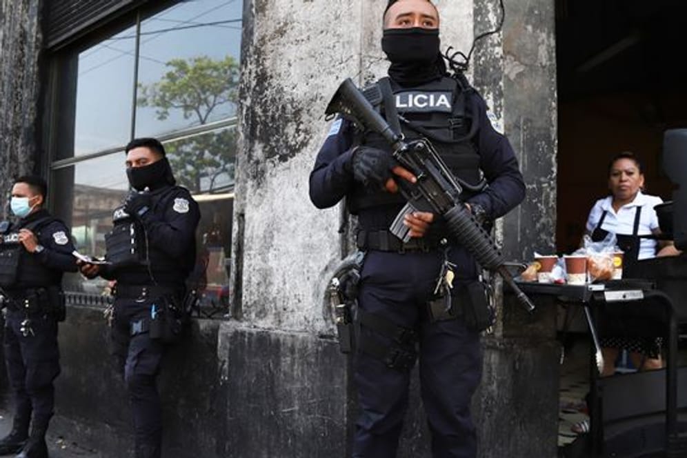 Schwer bewaffnete Polizisten bewachen die Straßen in der Innenstadt von San Salvador.