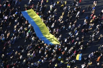 Menschen schauen auf dem Altstädter Ring in Prag die Übertragung des Streaming-Benefizkonzerts "Save Ukraine - #StopWar".