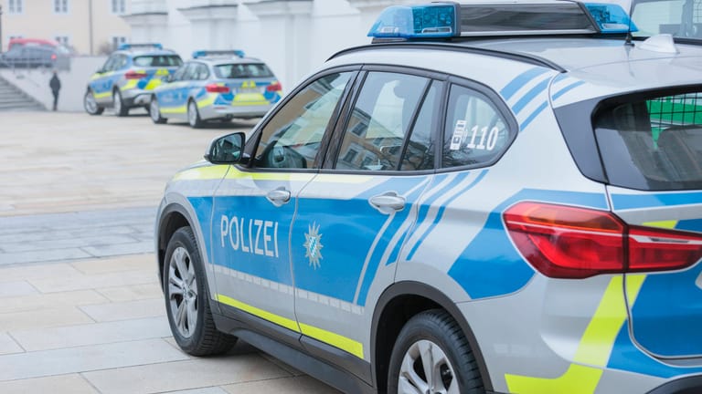 Polizei in Bayern (Symbolbild): Ein Mann ist bei einem Unfall ums Leben gekommen.