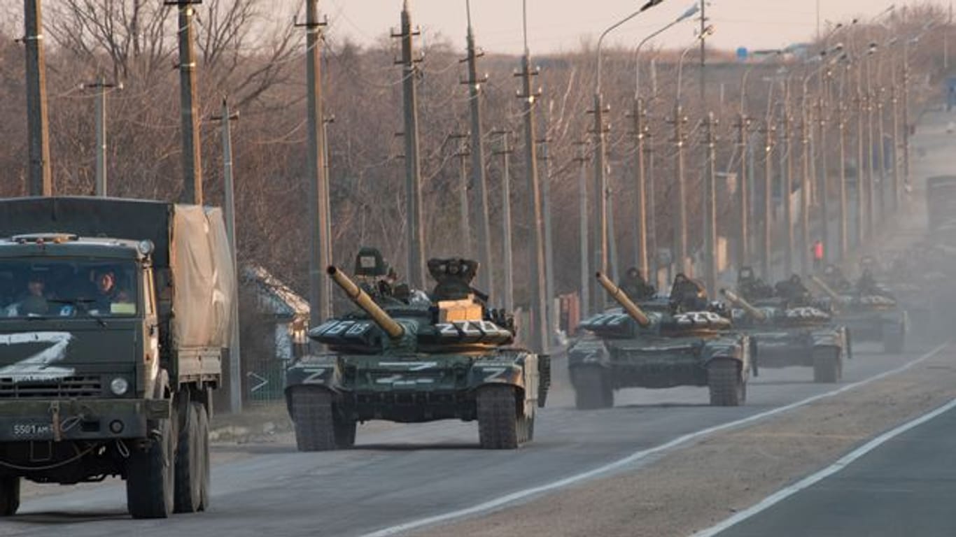 Seit dem russischen Einmarsch in die Ukraine ist auf Panzern der Russen häufig ein weißes "Z" zu sehen.