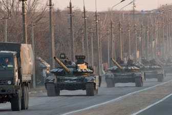 Seit dem russischen Einmarsch in die Ukraine ist auf Panzern der Russen häufig ein weißes "Z" zu sehen.