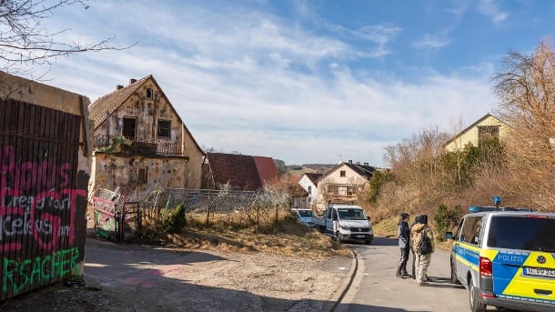 Drachenschanze: Jahrelang war das Anwesen Altschauerberg 8 von Rainer Winkler Schauplatz wechelseitiger Schreierei, von Würfen und Spritzattacken in beiden Richtungen über den Zaun und zahlloser Polizeieinsätze. Anfang März wurde es abgerissen.