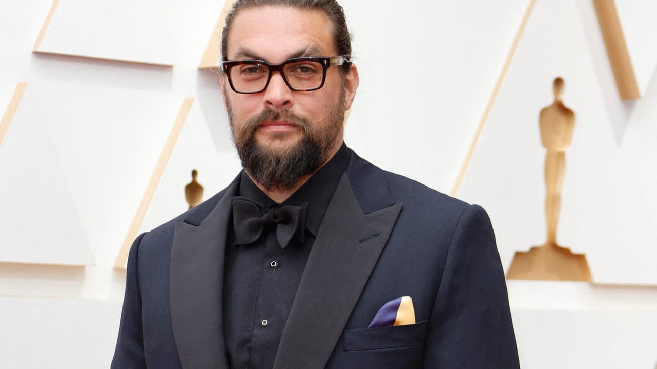 Jason Momoa: Der "Aquaman"-Star trägt ein Einstecktuch in den Nationalfarben der Ukraine.