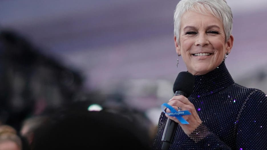 Jamie Lee Curtis: Die Schauspielerin setzt ein Zeichen mit einer blauen Schleife. Darauf steht: "Stand with Refugees" (Deutsch: "An der Seite der Flüchtlinge").