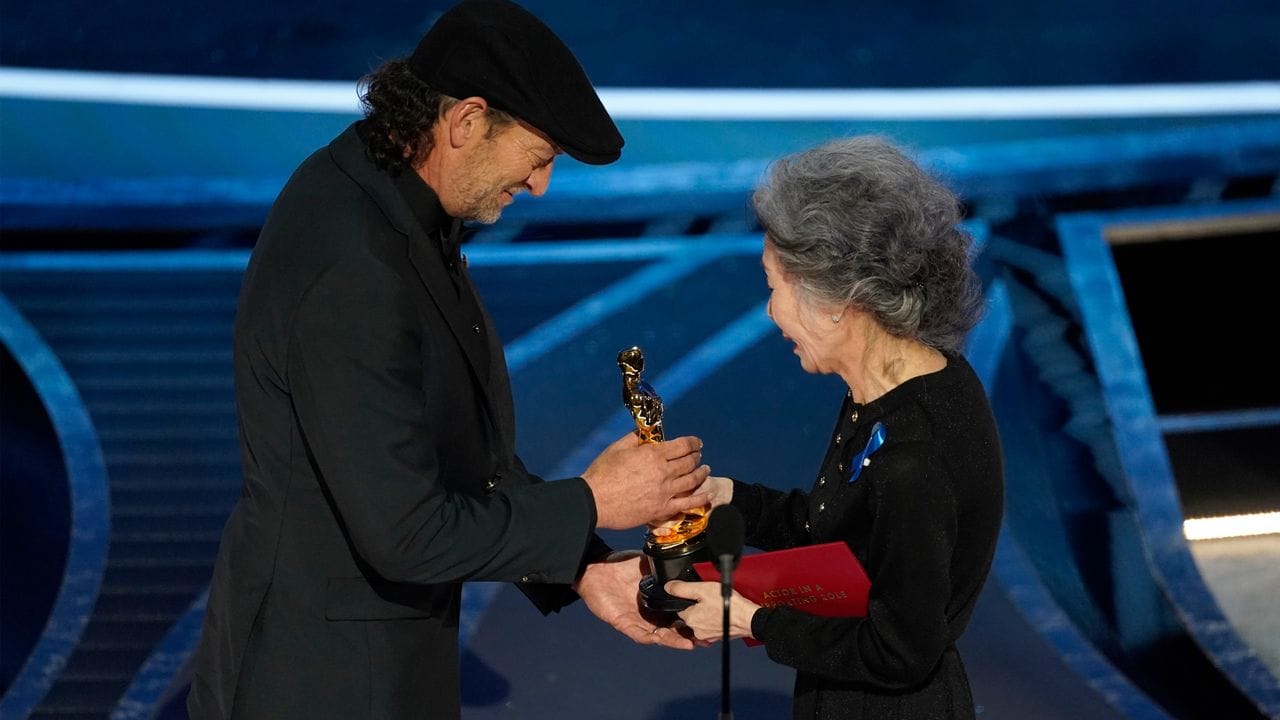 Youn Yuh-jung (r) zeichnet Troy Kotsur mit dem Oscar als bester Nebendarsteller aus.