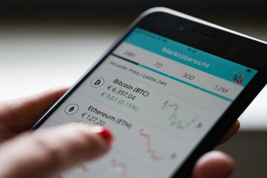 Der Handel wird immer einfacher: Kryptowährungen können bei Onlinebrokern ge- und verkauft werden. Der Handel wird immer einfacher: Kryptowährungen können bei Onlinebrokern ge- und verkauft werden.