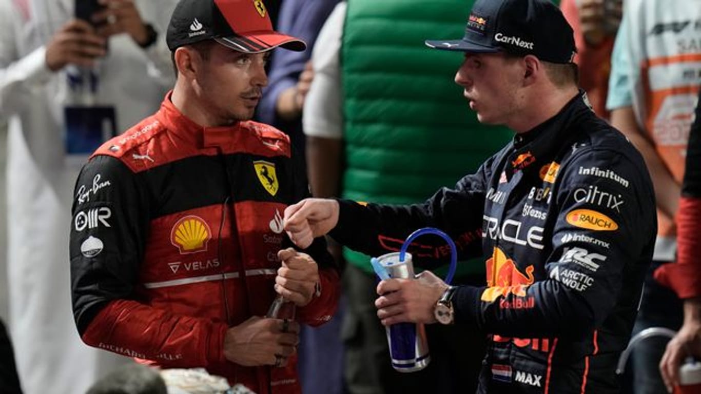 Lieferten sich in Saudi-Arabien auf den letzten Runden ein mitreißendes Duell: Ferrari-Pilot Charles Leclerc (l) und sein Red-Bull-Kontrahent Max Verstappen.