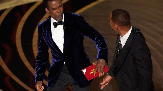 Moderator Chris Rock bekommt von Will Smith eine Ohrfeige versetzt.