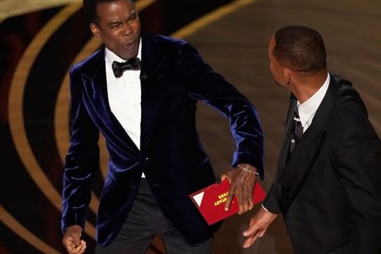 Moderator Chris Rock bekommt von Will Smith eine Ohrfeige versetzt.