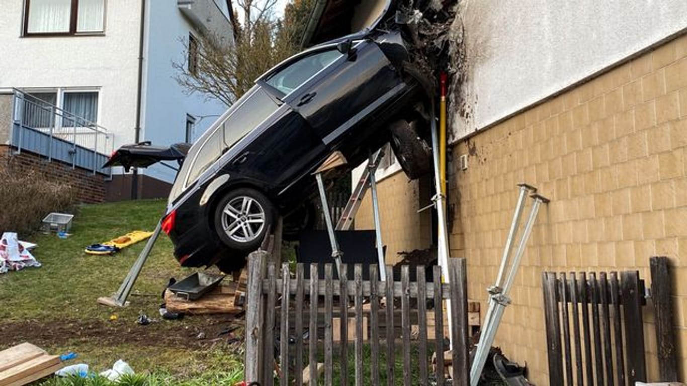 Auto kracht in Hauswand