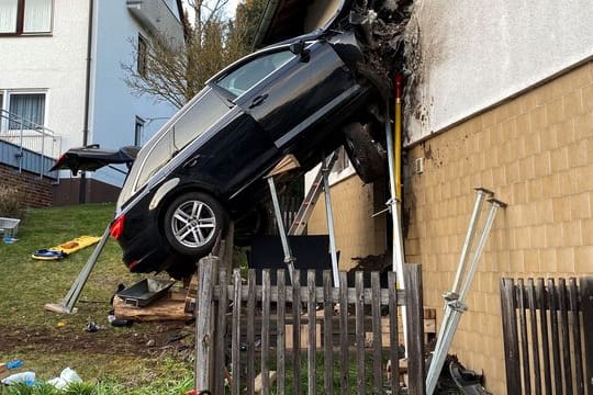 Auto kracht in Hauswand