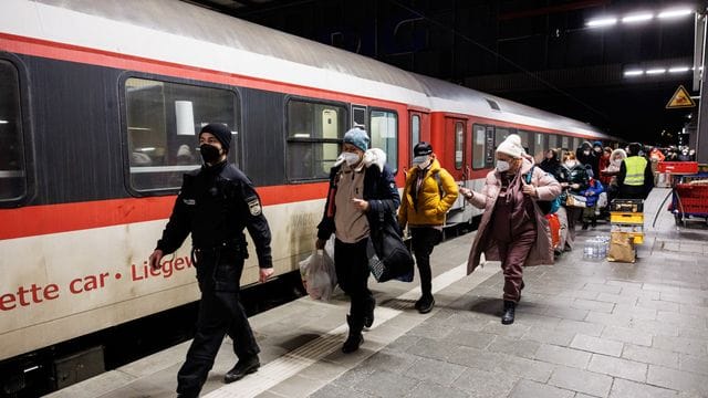 Geflüchtete aus der Ukraine sind mit einem Sonderzug in München angekommen (Archivbild): Die bayerische Landesregierung will den Geflüchteten Impfangebote machen.