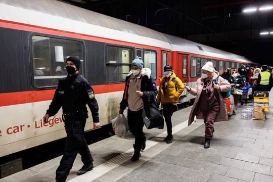 Geflüchtete aus der Ukraine sind mit einem Sonderzug in München angekommen (Archivbild): Die bayerische Landesregierung will den Geflüchteten Impfangebote machen.